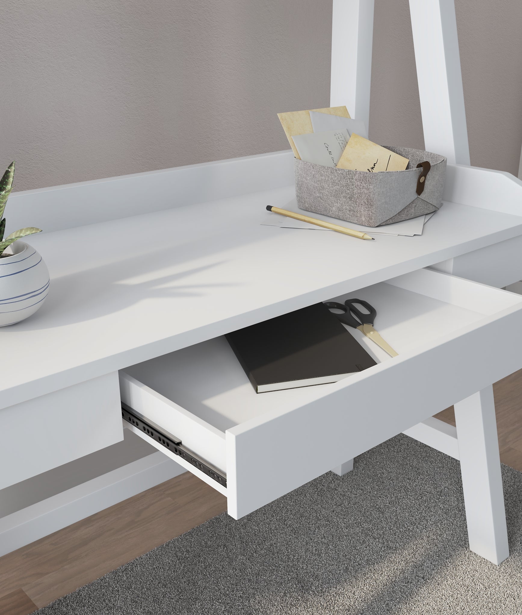 Blariden Desk w/Hutch